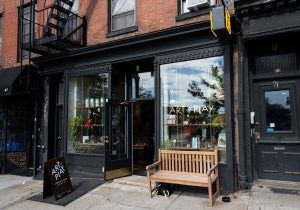 Kelly Clarkson clashes with Brooklyn shop over social media post